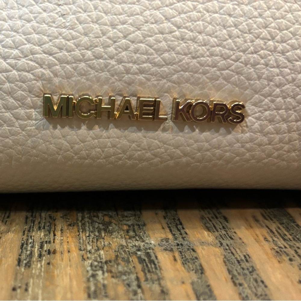MICHAEL KORS Brooke Cream Medium Pebbled
Leather Bag - Picture 6 of 11